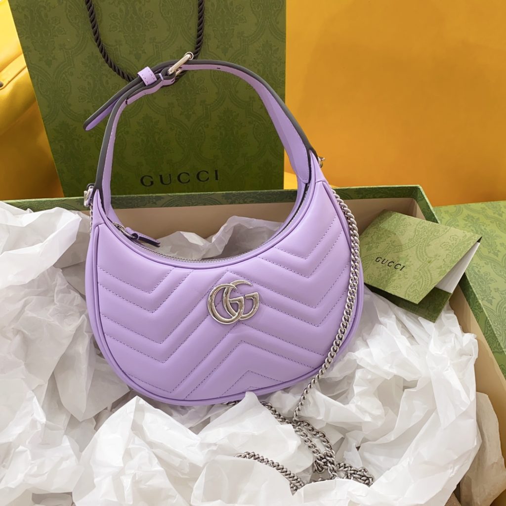 𝗚 𝗚 𝗺 𝗮 𝗿 𝗺 𝗼 𝗻 𝘁 [Taro Purple] crescent shaped with a textured light purple leather material, exudes a rich retro style The leather shoulder strap can be adjusted as an underarm bag or a portable one. It is also equipped with a metal chain, making it look good on either side of the shoulder! Model No.: 699514, Size: 21.5x11x5cm