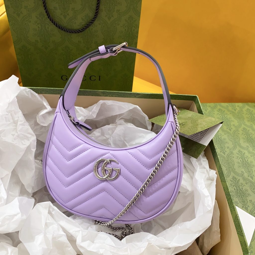 𝗚 𝗚 𝗺 𝗮 𝗿 𝗺 𝗼 𝗻 𝘁 [Taro Purple] crescent shaped with a textured light purple leather material, exudes a rich retro style The leather shoulder strap can be adjusted as an underarm bag or a portable one. It is also equipped with a metal chain, making it look good on either side of the shoulder! Model No.: 699514, Size: 21.5x11x5cm