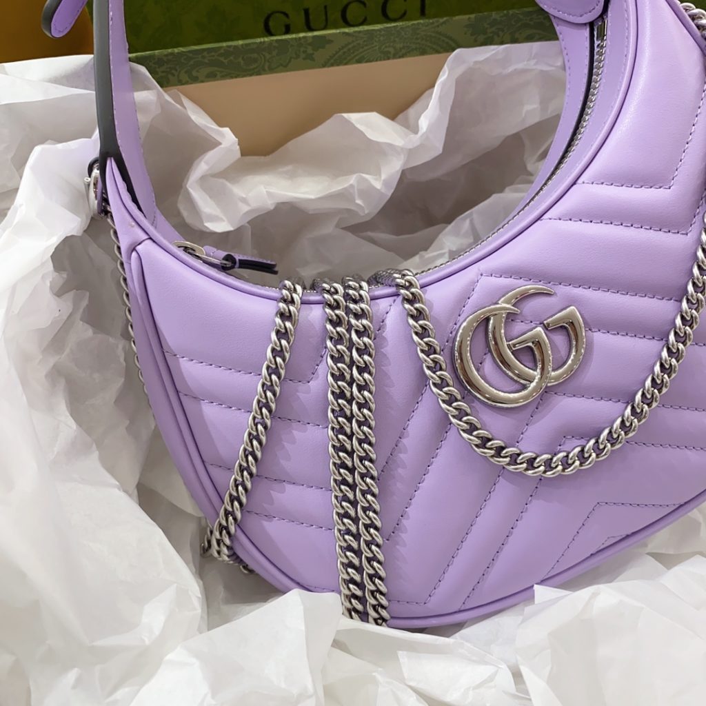 𝗚 𝗚 𝗺 𝗮 𝗿 𝗺 𝗼 𝗻 𝘁 [Taro Purple] crescent shaped with a textured light purple leather material, exudes a rich retro style The leather shoulder strap can be adjusted as an underarm bag or a portable one. It is also equipped with a metal chain, making it look good on either side of the shoulder! Model No.: 699514, Size: 21.5x11x5cm