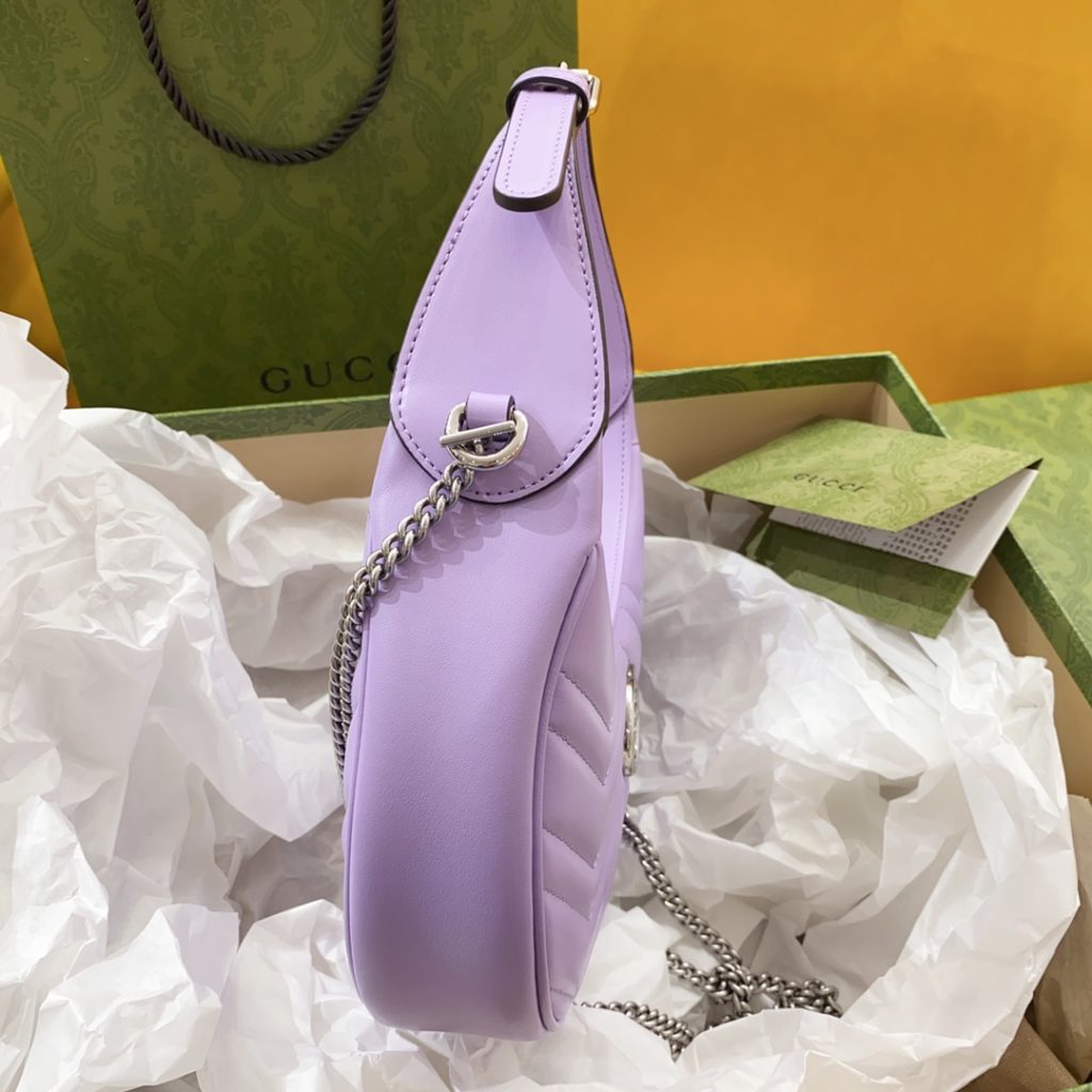 𝗚 𝗚 𝗺 𝗮 𝗿 𝗺 𝗼 𝗻 𝘁 [Taro Purple] crescent shaped with a textured light purple leather material, exudes a rich retro style The leather shoulder strap can be adjusted as an underarm bag or a portable one. It is also equipped with a metal chain, making it look good on either side of the shoulder! Model No.: 699514, Size: 21.5x11x5cm