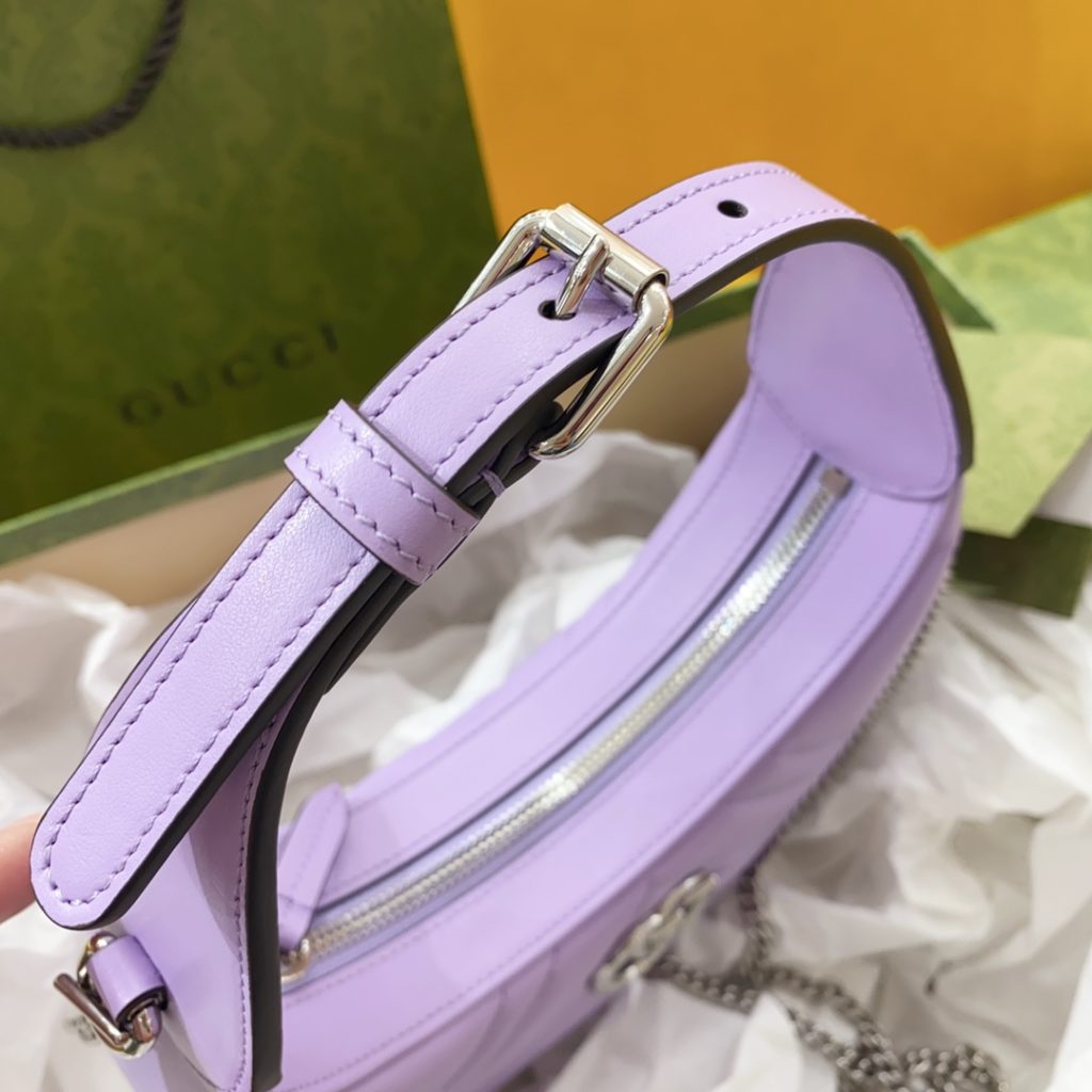 𝗚 𝗚 𝗺 𝗮 𝗿 𝗺 𝗼 𝗻 𝘁 [Taro Purple] crescent shaped with a textured light purple leather material, exudes a rich retro style The leather shoulder strap can be adjusted as an underarm bag or a portable one. It is also equipped with a metal chain, making it look good on either side of the shoulder! Model No.: 699514, Size: 21.5x11x5cm