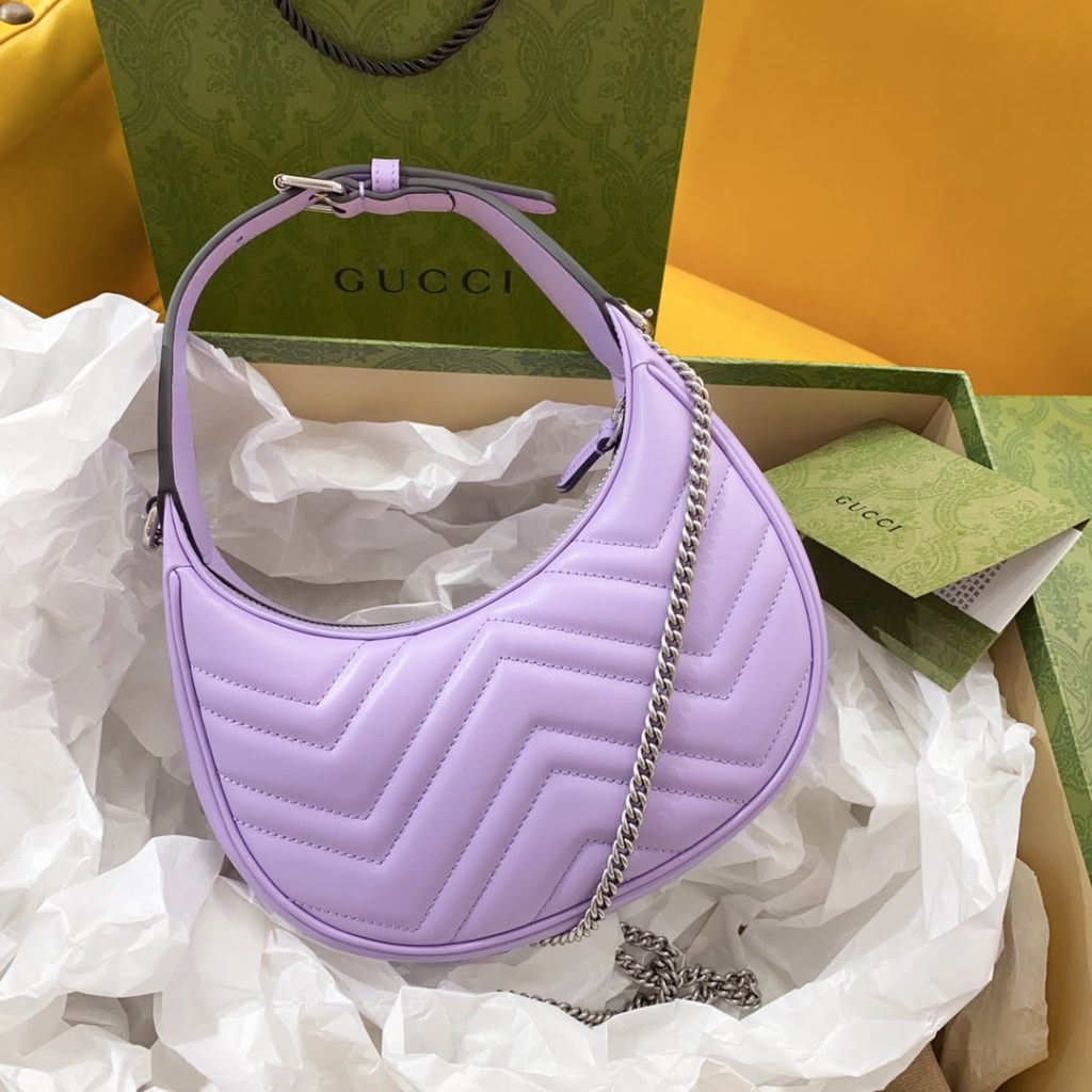 𝗚 𝗚 𝗺 𝗮 𝗿 𝗺 𝗼 𝗻 𝘁 [Taro Purple] crescent shaped with a textured light purple leather material, exudes a rich retro style The leather shoulder strap can be adjusted as an underarm bag or a portable one. It is also equipped with a metal chain, making it look good on either side of the shoulder! Model No.: 699514, Size: 21.5x11x5cm