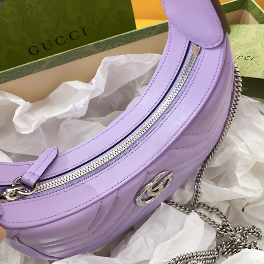 𝗚 𝗚 𝗺 𝗮 𝗿 𝗺 𝗼 𝗻 𝘁 [Taro Purple] crescent shaped with a textured light purple leather material, exudes a rich retro style The leather shoulder strap can be adjusted as an underarm bag or a portable one. It is also equipped with a metal chain, making it look good on either side of the shoulder! Model No.: 699514, Size: 21.5x11x5cm