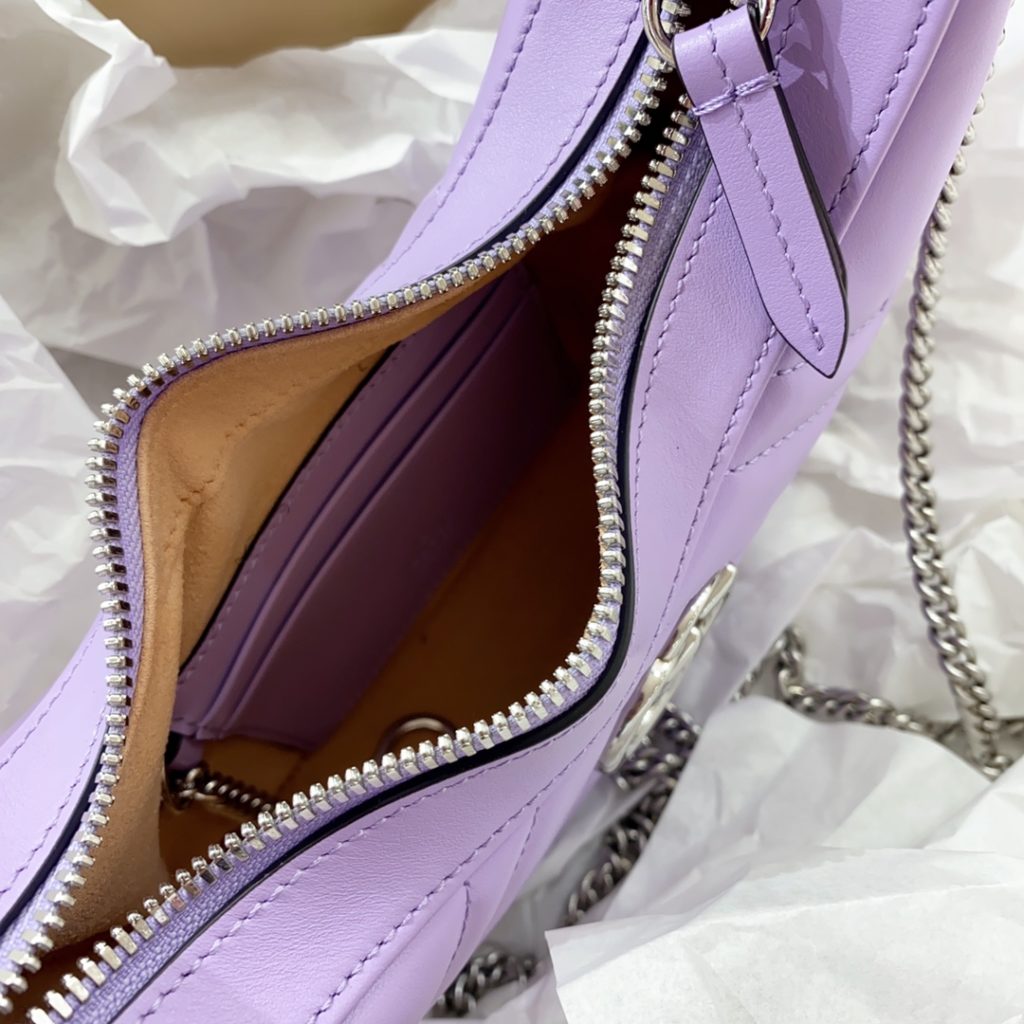 𝗚 𝗚 𝗺 𝗮 𝗿 𝗺 𝗼 𝗻 𝘁 [Taro Purple] crescent shaped with a textured light purple leather material, exudes a rich retro style The leather shoulder strap can be adjusted as an underarm bag or a portable one. It is also equipped with a metal chain, making it look good on either side of the shoulder! Model No.: 699514, Size: 21.5x11x5cm