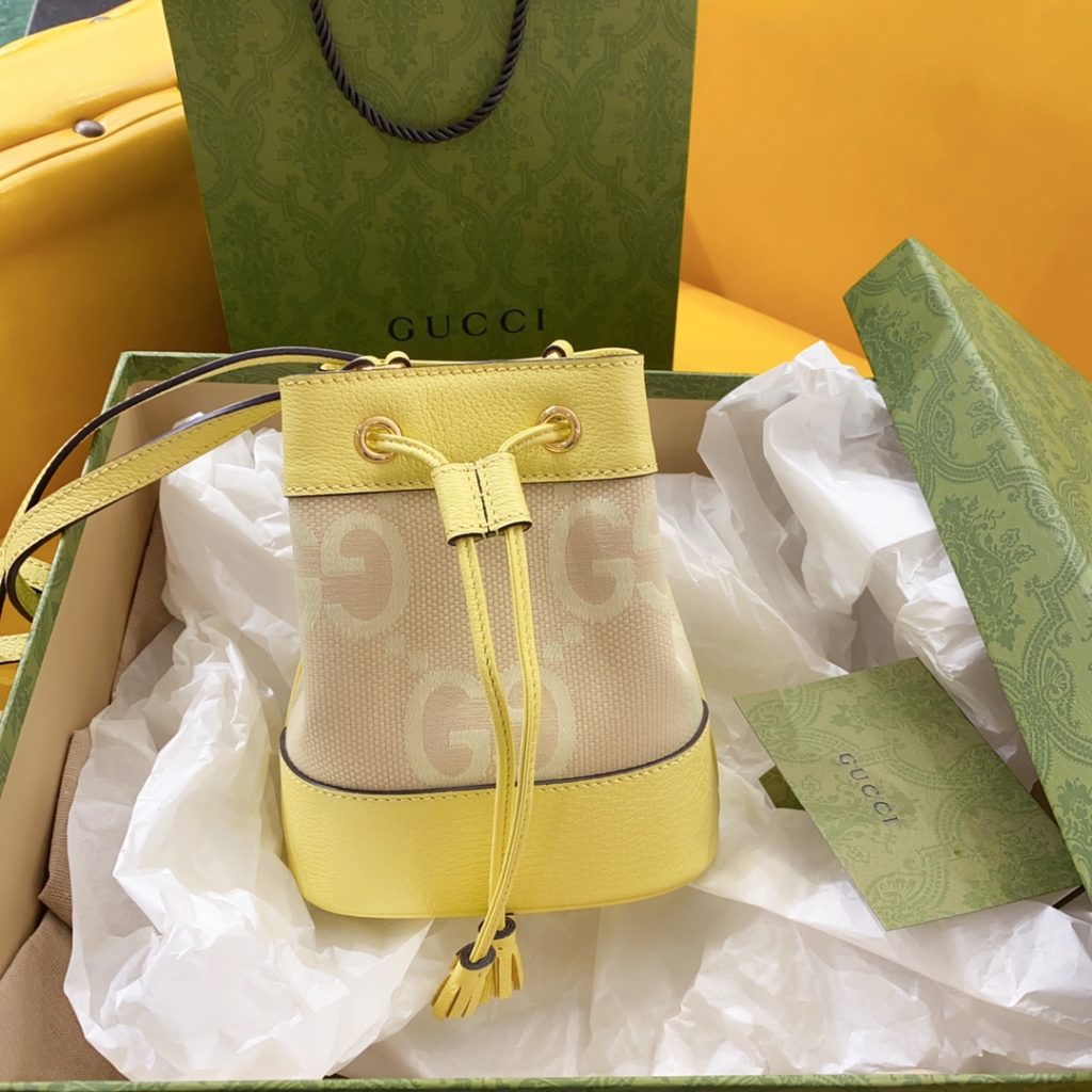 𝗢𝗽𝗵𝗶𝗱𝗶𝗮𝗮 series super double G mini bucket bag cool and cute small bucket too 🉑 Camel and Banana Yellow Super Double G Canvas Size: 15.5 (W) x 19 (H) x 9 (D) Model Number: 550620