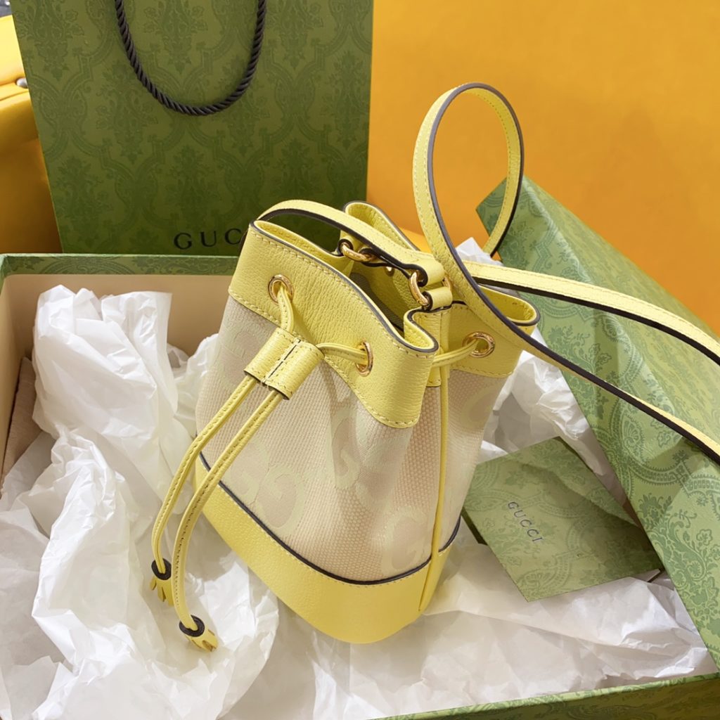 𝗢𝗽𝗵𝗶𝗱𝗶𝗮𝗮 series super double G mini bucket bag cool and cute small bucket too 🉑 Camel and Banana Yellow Super Double G Canvas Size: 15.5 (W) x 19 (H) x 9 (D) Model Number: 550620