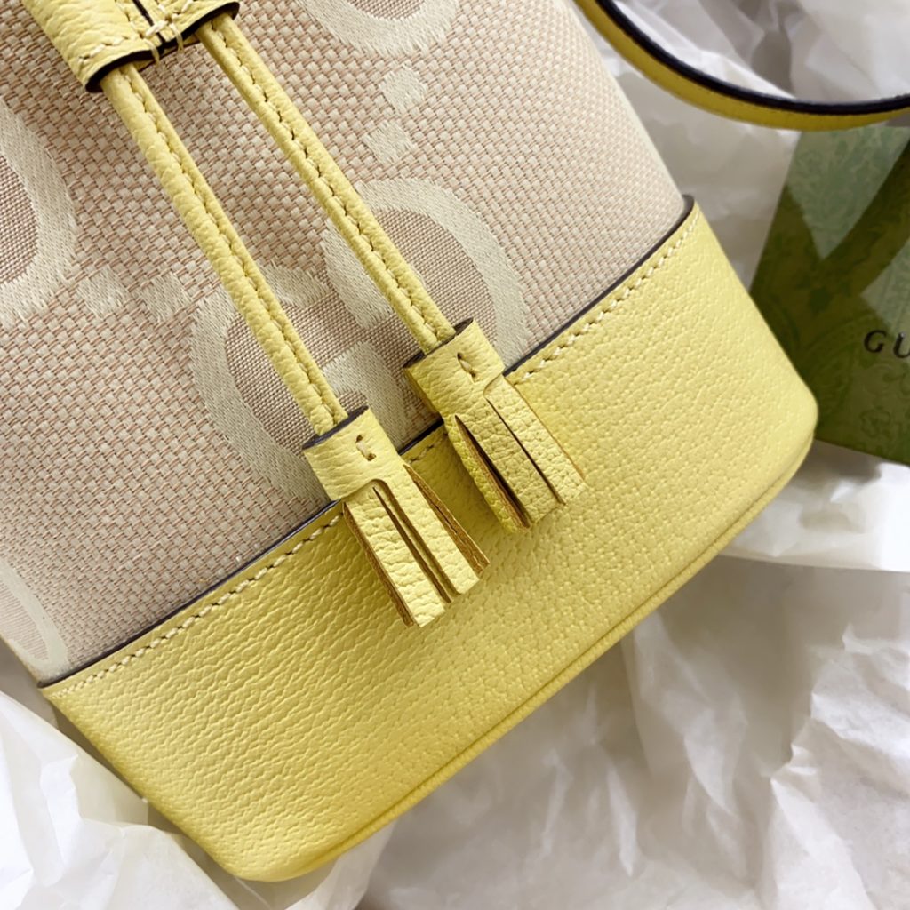 𝗢𝗽𝗵𝗶𝗱𝗶𝗮𝗮 series super double G mini bucket bag cool and cute small bucket too 🉑 Camel and Banana Yellow Super Double G Canvas Size: 15.5 (W) x 19 (H) x 9 (D) Model Number: 550620