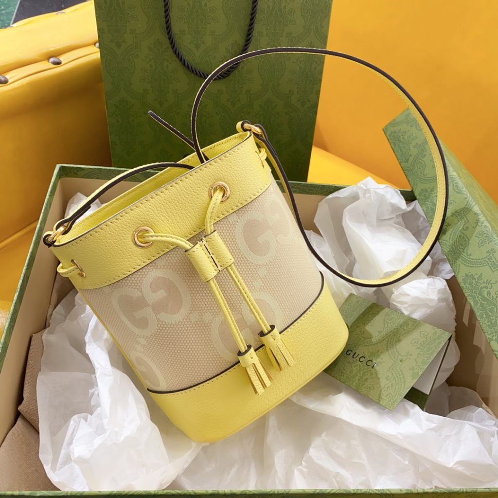 𝗢𝗽𝗵𝗶𝗱𝗶𝗮𝗮 series super double G mini bucket bag cool and cute small bucket too 🉑 Camel and Banana Yellow Super Double G Canvas Size: 15.5 (W) x 19 (H) x 9 (D) Model Number: 550620