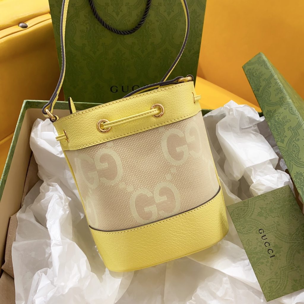 𝗢𝗽𝗵𝗶𝗱𝗶𝗮𝗮 series super double G mini bucket bag cool and cute small bucket too 🉑 Camel and Banana Yellow Super Double G Canvas Size: 15.5 (W) x 19 (H) x 9 (D) Model Number: 550620