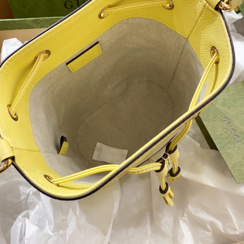 𝗢𝗽𝗵𝗶𝗱𝗶𝗮𝗮 series super double G mini bucket bag cool and cute small bucket too 🉑 Camel and Banana Yellow Super Double G Canvas Size: 15.5 (W) x 19 (H) x 9 (D) Model Number: 550620