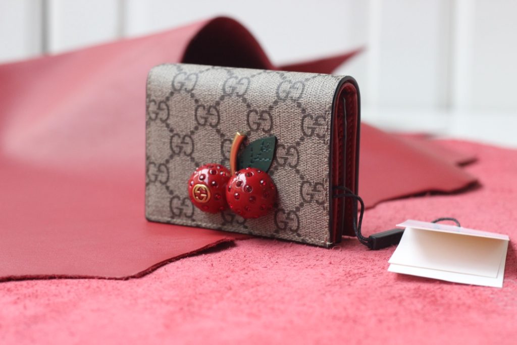 (With a full set of authentic online shopping packages) Gucci Cherry Small Card Bag Super Q Fabric Card Bag Planting Grass Gucci This cherry small wallet has been waiting for a long time and finally arrived. It's so cute! Super versatile, cherry inlaid with a girl's heart exploding! Extremely perfect appearance and beauty, making people love it~Model No.: 476050 Size: 11 * 8 * 3 Color: PVC Brown Red