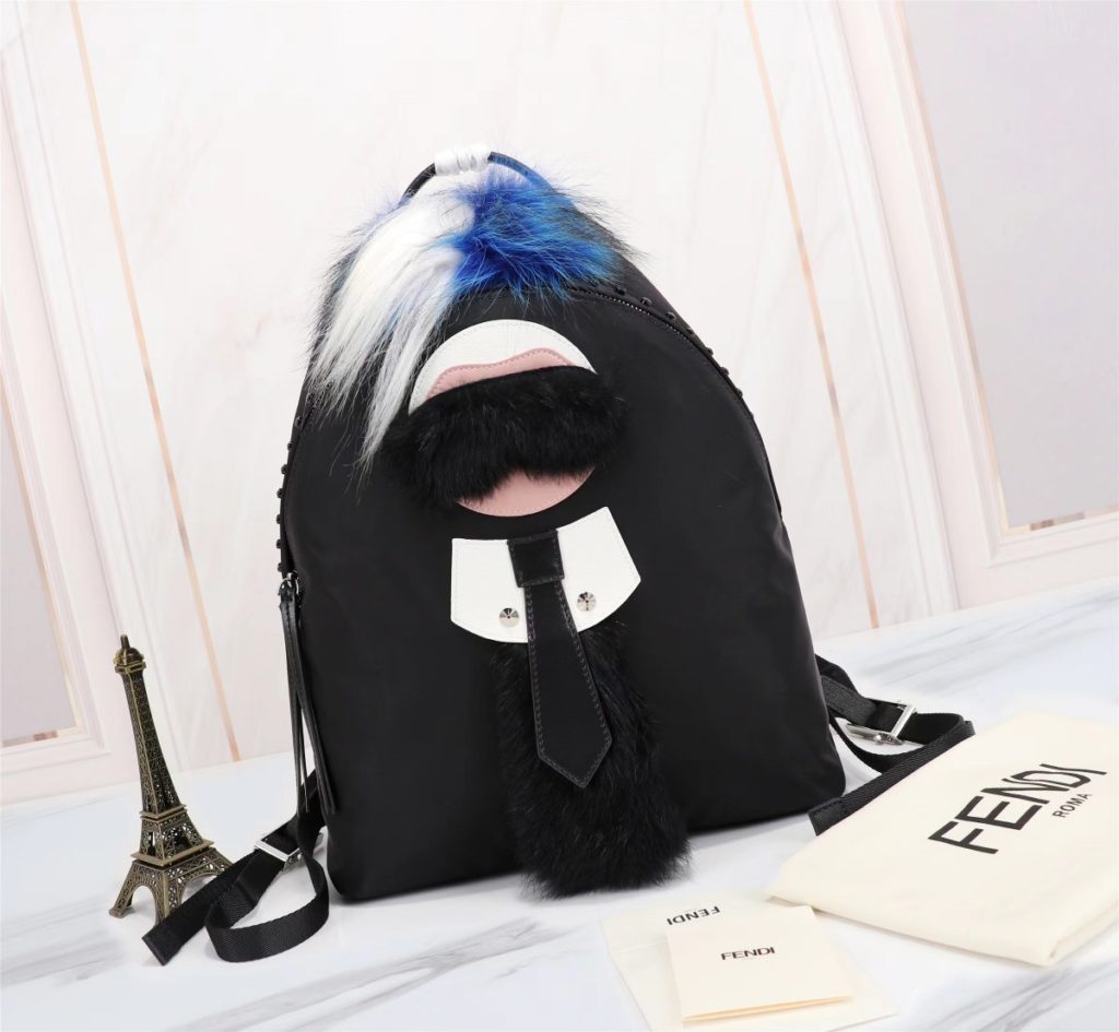 FENDI Fendi Model Number: Lao Foye Backpack (Large) Product Number: 668568 Color: Black+Fox Hair Material: Waterproof Nylon Cloth+Microfiber Leather Size: 32 ⏵ 37 ⏴ 14cm 😍 FENDI nylon stitching leather Lao Foye backpack, small monster eye design, real fox hair, black real mink hair on the front, front zip pocket, leather side and handle, breathable technology mesh backing, dual zip closure, and inner pocket.