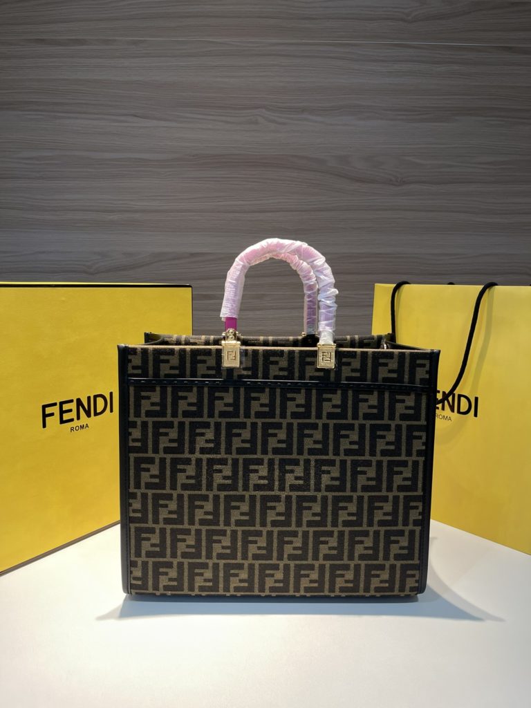 Fendi Fendi's latest co branded Versace handbag shopping bag in stock ✔️ The new FENDAC E Series Sunshine Medium Tote Bag, V ERSACE classic Medusa elements, baroque prints, and brand logos converge with FENDIFFLOGO, highlighting the design inspiration of disassembly and reorganization. It is also a refreshing cross century creation size: 35x17x31cm