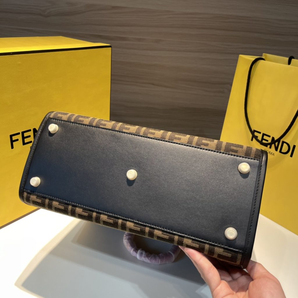 Fendi Fendi's latest co branded Versace handbag shopping bag in stock ✔️ The new FENDAC E Series Sunshine Medium Tote Bag, V ERSACE classic Medusa elements, baroque prints, and brand logos converge with FENDIFFLOGO, highlighting the design inspiration of disassembly and reorganization. It is also a refreshing cross century creation size: 35x17x31cm