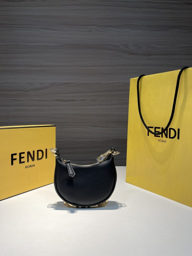 Fendi Fendi New Underarm Bag Latest F ̶ e ̶ n ̶ d ̶ i ̶ Graphy - New season icon. Super beautiful crescent underarm bag - Simple and crisp silhouette with metal letters 𝖑 𝖔 𝖌 𝖔 Ultra stylish - Introverted yet still surprising Premium and versatile Let elegance and fashion permeate every occasion in your life anytime, anywhere Large: 29x24.5x10cm/Small: 16.5x14x5cm Picture is small