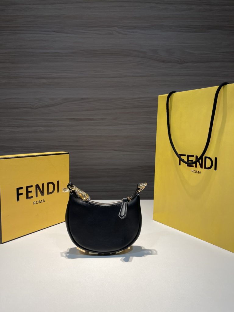 Fendi Fendi New Underarm Bag Latest F ̶ e ̶ n ̶ d ̶ i ̶ Graphy - New season icon. Super beautiful crescent underarm bag - Simple and crisp silhouette with metal letters 𝖑 𝖔 𝖌 𝖔 Ultra stylish - Introverted yet still surprising Premium and versatile Let elegance and fashion permeate every occasion in your life anytime, anywhere Large: 29x24.5x10cm/Small: 16.5x14x5cm Picture is small