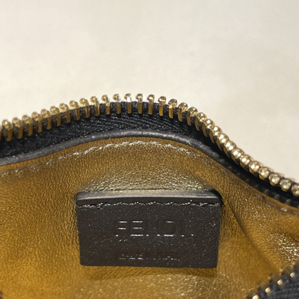 Fendi Fendi New Underarm Bag Latest F ̶ e ̶ n ̶ d ̶ i ̶ Graphy - New season icon. Super beautiful crescent underarm bag - Simple and crisp silhouette with metal letters 𝖑 𝖔 𝖌 𝖔 Ultra stylish - Introverted yet still surprising Premium and versatile Let elegance and fashion permeate every occasion in your life anytime, anywhere Large: 29x24.5x10cm/Small: 16.5x14x5cm Picture is small