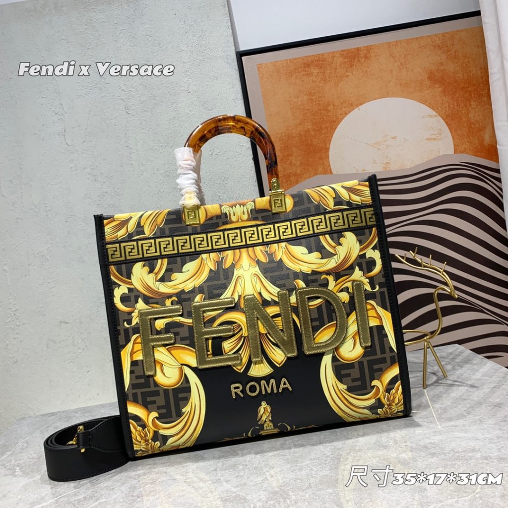 The updated version of the 2022AA official website, the latest Fendance, I would like to call it the strongest co branded model of the century My favorite FF logo decorated glazed handbag, with Fendi lettering and Versace unique patterns, enhances visual impact. This bag has a large capacity. The latest sunshine 