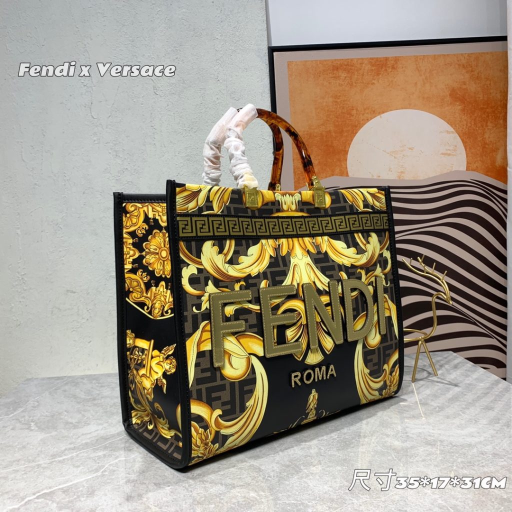 The updated version of the 2022AA official website, the latest Fendance, I would like to call it the strongest co branded model of the century My favorite FF logo decorated glazed handbag, with Fendi lettering and Versace unique patterns, enhances visual impact. This bag has a large capacity. The latest sunshine 