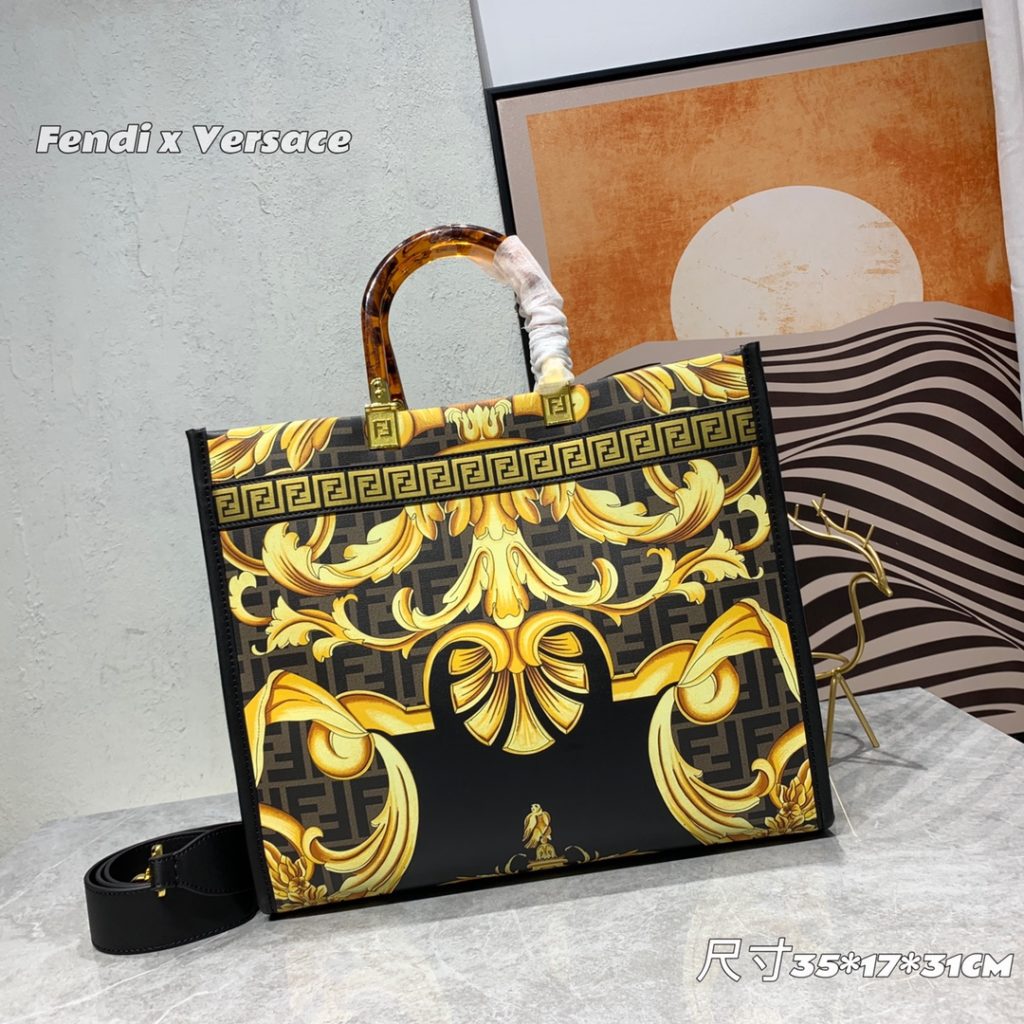 The updated version of the 2022AA official website, the latest Fendance, I would like to call it the strongest co branded model of the century My favorite FF logo decorated glazed handbag, with Fendi lettering and Versace unique patterns, enhances visual impact. This bag has a large capacity. The latest sunshine 