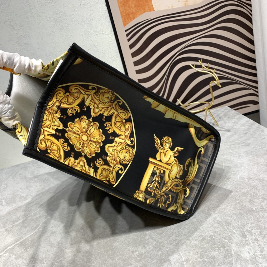 The updated version of the 2022AA official website, the latest Fendance, I would like to call it the strongest co branded model of the century My favorite FF logo decorated glazed handbag, with Fendi lettering and Versace unique patterns, enhances visual impact. This bag has a large capacity. The latest sunshine 