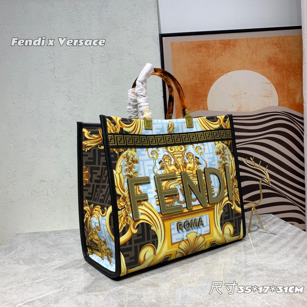 The updated version of the 2022AA official website, the latest Fendance, I would like to call it the strongest co branded model of the century My favorite FF logo decorated glazed handbag, with Fendi lettering and Versace unique patterns, enhances visual impact. This bag has a large capacity. The latest sunshine 