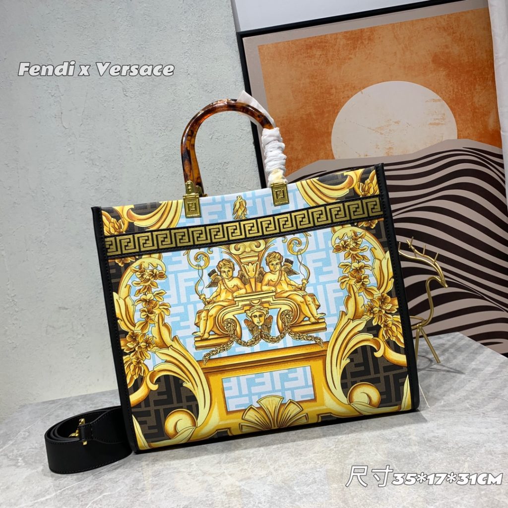 The updated version of the 2022AA official website, the latest Fendance, I would like to call it the strongest co branded model of the century My favorite FF logo decorated glazed handbag, with Fendi lettering and Versace unique patterns, enhances visual impact. This bag has a large capacity. The latest sunshine 