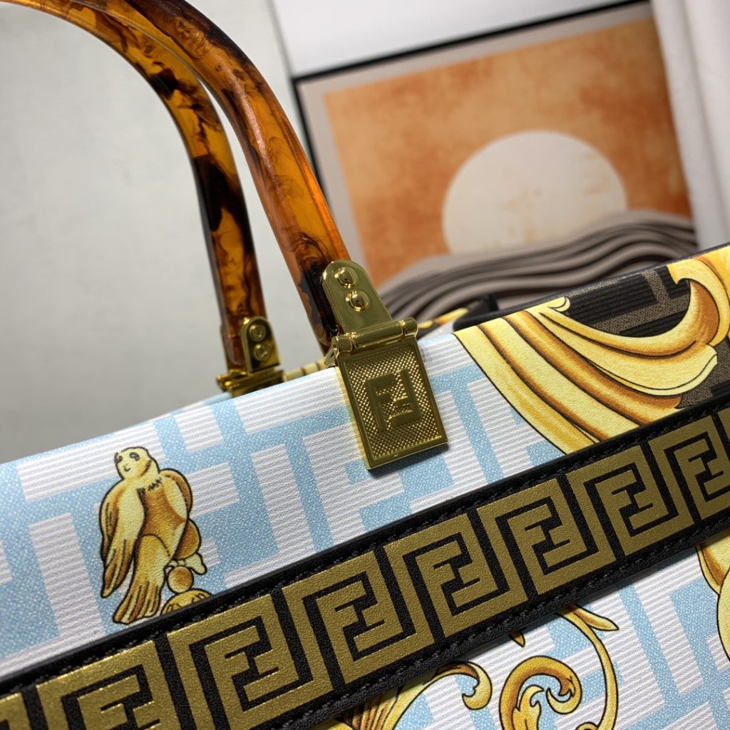 The updated version of the 2022AA official website, the latest Fendance, I would like to call it the strongest co branded model of the century My favorite FF logo decorated glazed handbag, with Fendi lettering and Versace unique patterns, enhances visual impact. This bag has a large capacity. The latest sunshine 