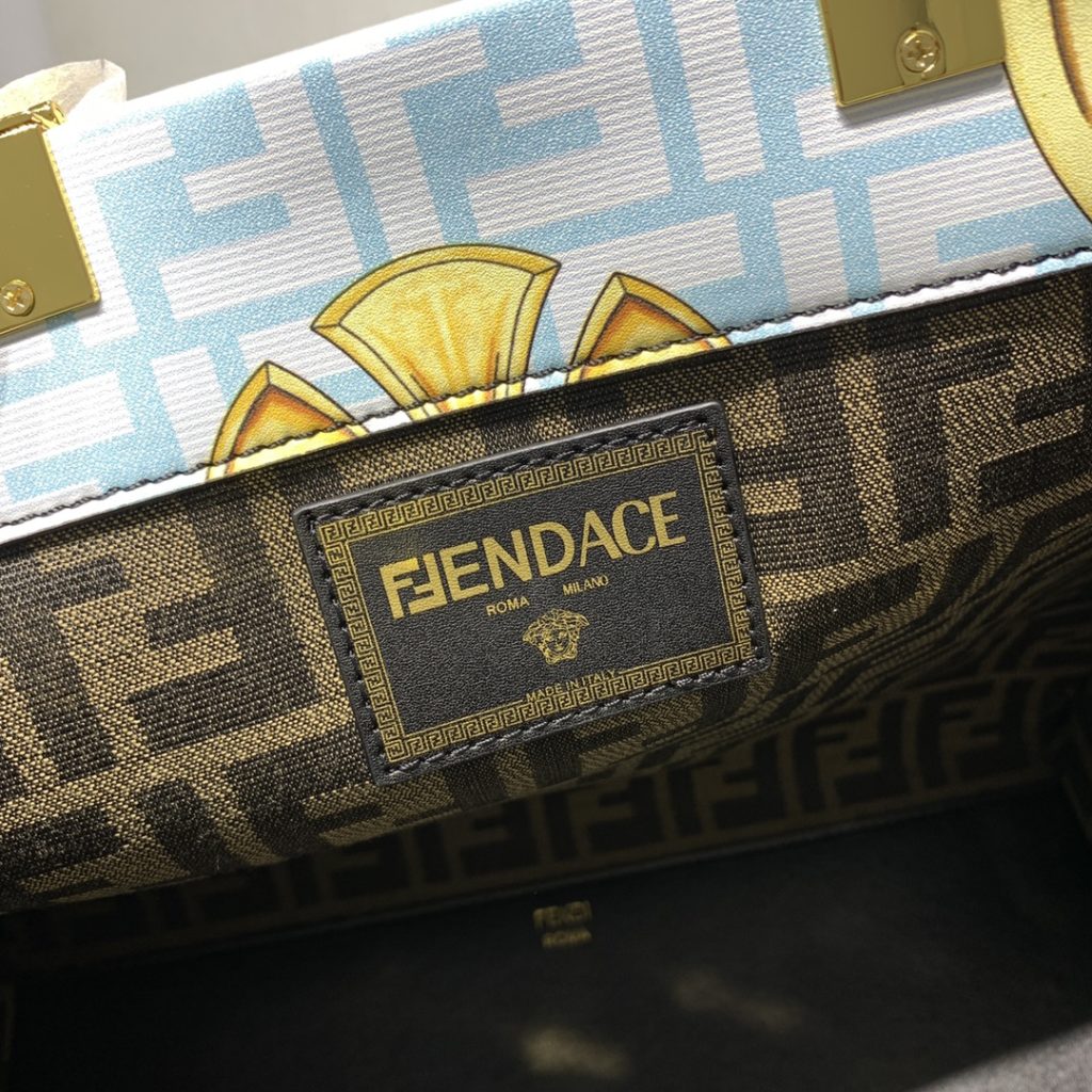 The updated version of the 2022AA official website, the latest Fendance, I would like to call it the strongest co branded model of the century My favorite FF logo decorated glazed handbag, with Fendi lettering and Versace unique patterns, enhances visual impact. This bag has a large capacity. The latest sunshine 