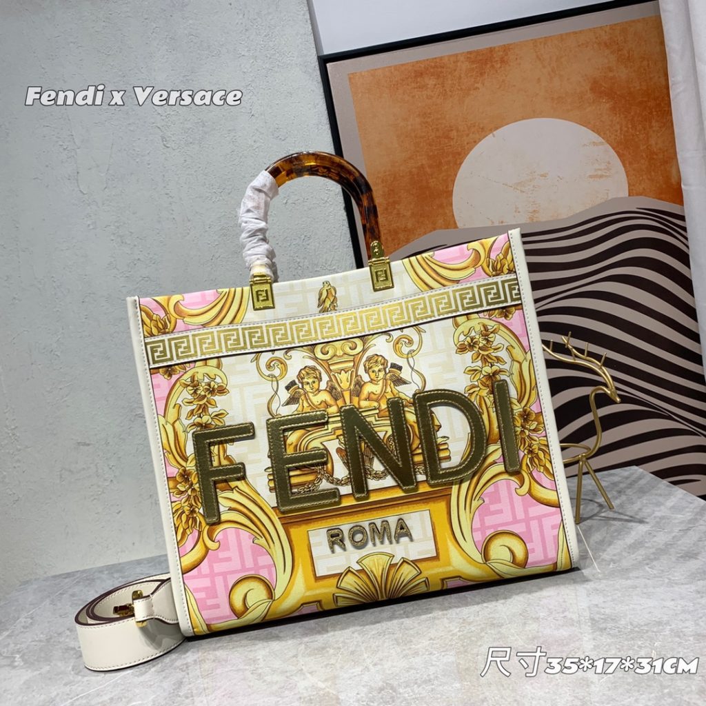 The updated version of the 2022AA official website, the latest Fendance, I would like to call it the strongest co branded model of the century My favorite FF logo decorated glazed handbag, with Fendi lettering and Versace unique patterns, enhances visual impact. This bag has a large capacity. The latest sunshine 