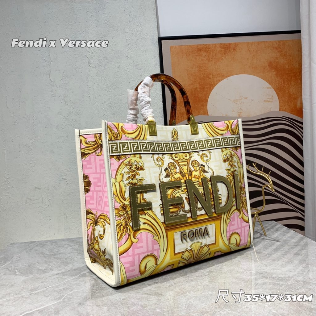 The updated version of the 2022AA official website, the latest Fendance, I would like to call it the strongest co branded model of the century My favorite FF logo decorated glazed handbag, with Fendi lettering and Versace unique patterns, enhances visual impact. This bag has a large capacity. The latest sunshine 