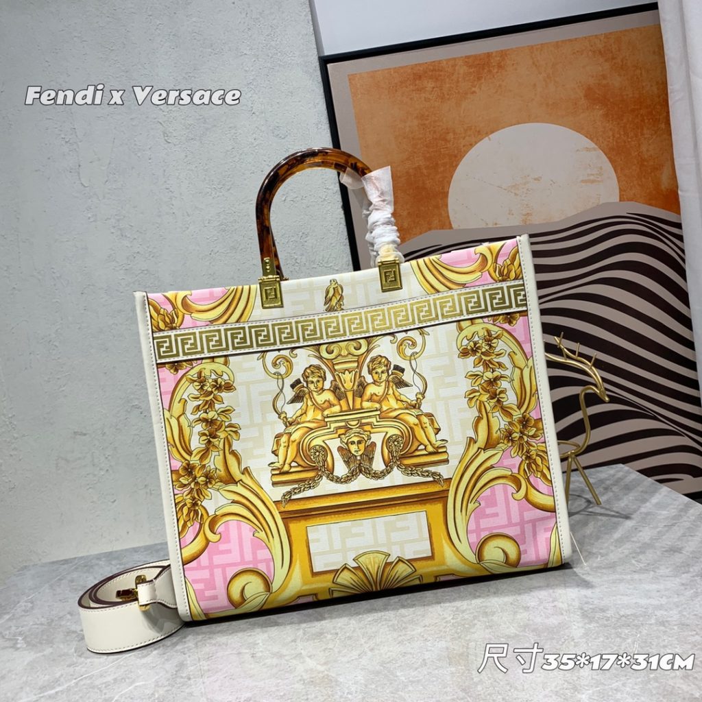 The updated version of the 2022AA official website, the latest Fendance, I would like to call it the strongest co branded model of the century My favorite FF logo decorated glazed handbag, with Fendi lettering and Versace unique patterns, enhances visual impact. This bag has a large capacity. The latest sunshine 