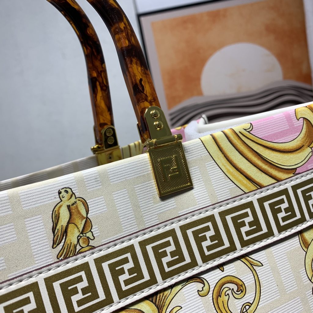 The updated version of the 2022AA official website, the latest Fendance, I would like to call it the strongest co branded model of the century My favorite FF logo decorated glazed handbag, with Fendi lettering and Versace unique patterns, enhances visual impact. This bag has a large capacity. The latest sunshine 