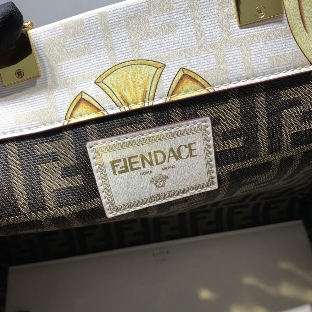 The updated version of the 2022AA official website, the latest Fendance, I would like to call it the strongest co branded model of the century My favorite FF logo decorated glazed handbag, with Fendi lettering and Versace unique patterns, enhances visual impact. This bag has a large capacity. The latest sunshine 