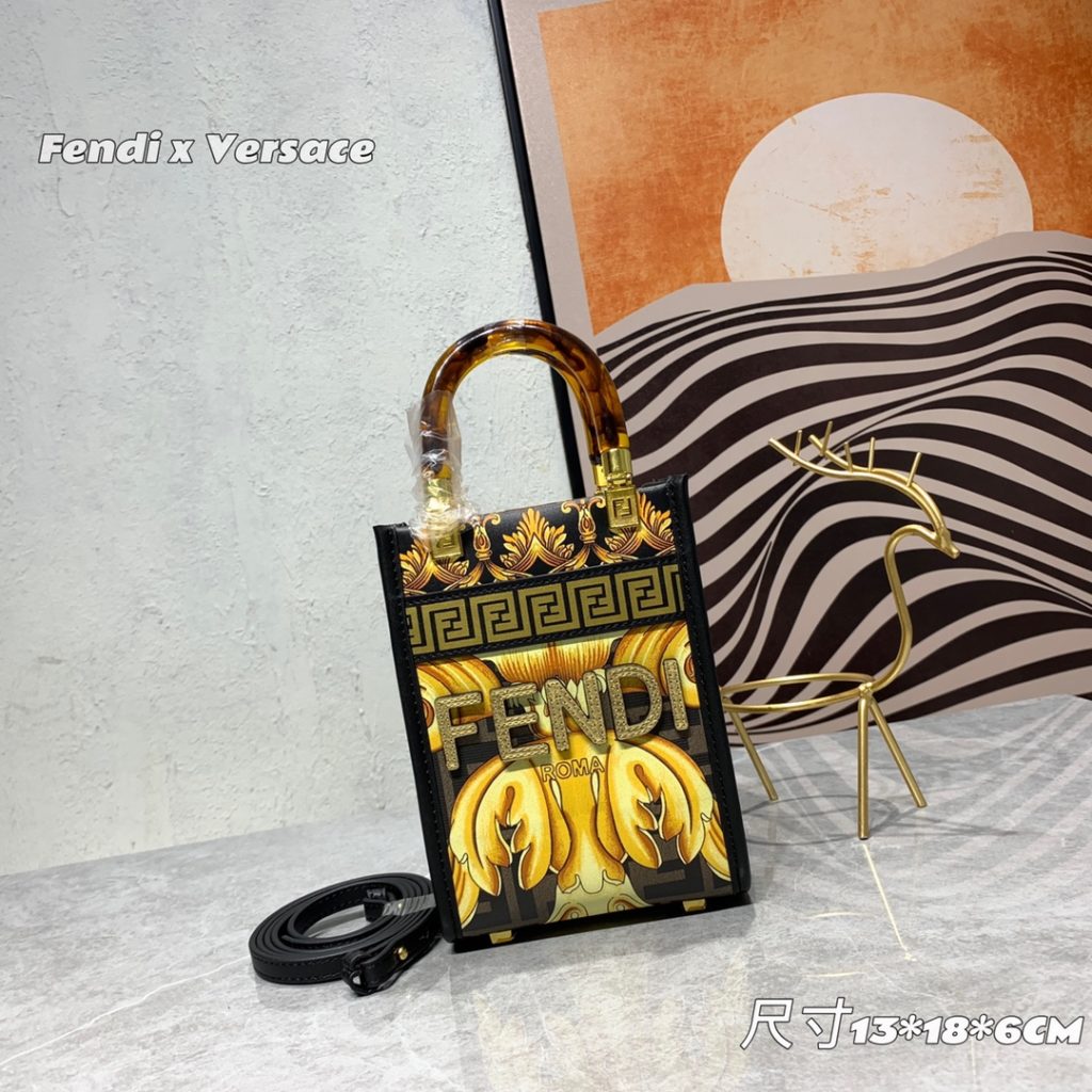 The updated version of the 2022AA official website, the latest Fendance, I would like to call it the strongest co branded model of the century My favorite FF logo decorated glazed handbag, with Fendi lettering and Versace unique patterns, enhances visual impact. This bag has a large capacity. The latest sunshine 