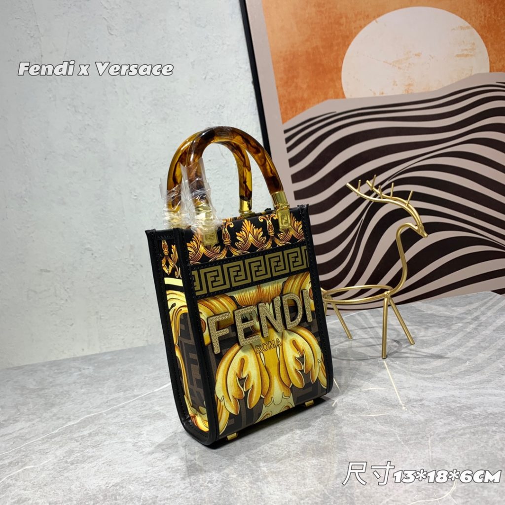 The updated version of the 2022AA official website, the latest Fendance, I would like to call it the strongest co branded model of the century My favorite FF logo decorated glazed handbag, with Fendi lettering and Versace unique patterns, enhances visual impact. This bag has a large capacity. The latest sunshine 