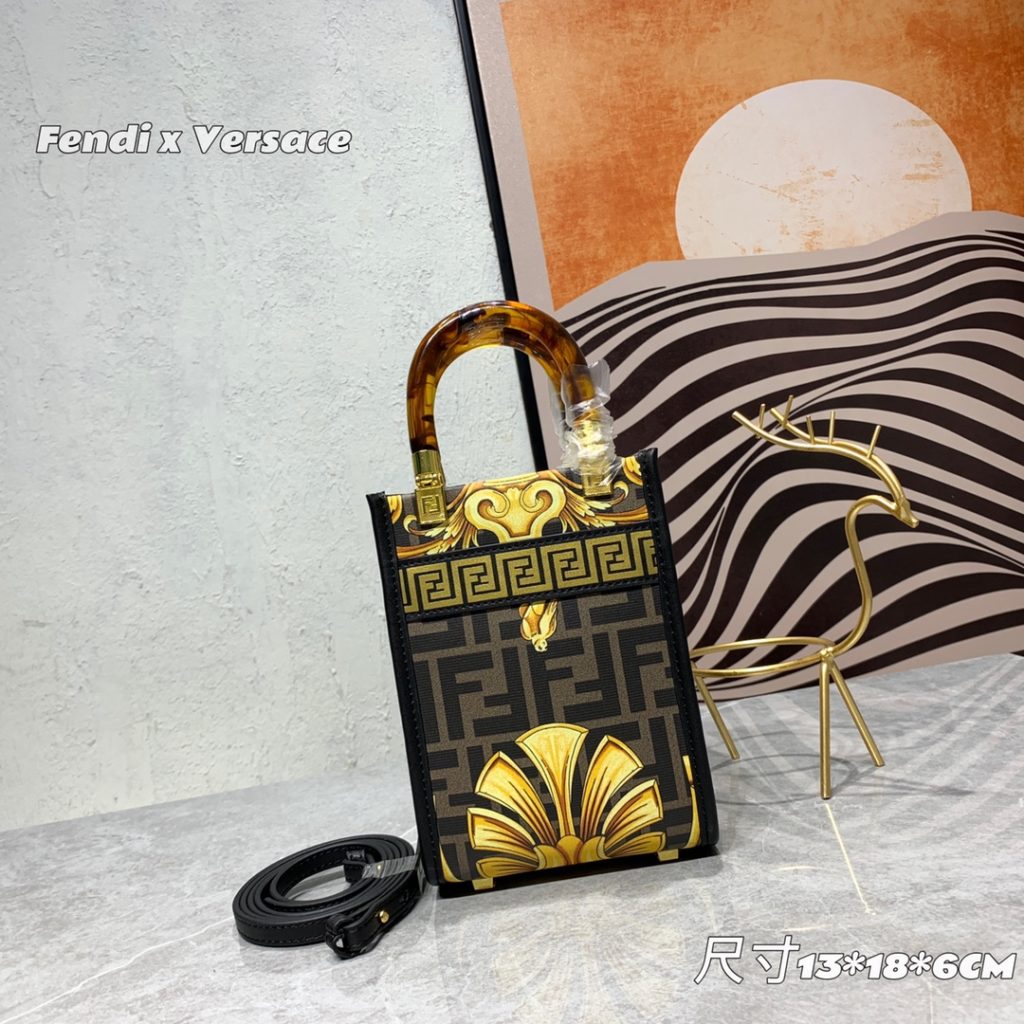 The updated version of the 2022AA official website, the latest Fendance, I would like to call it the strongest co branded model of the century My favorite FF logo decorated glazed handbag, with Fendi lettering and Versace unique patterns, enhances visual impact. This bag has a large capacity. The latest sunshine 