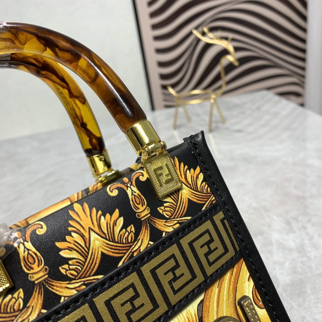 The updated version of the 2022AA official website, the latest Fendance, I would like to call it the strongest co branded model of the century My favorite FF logo decorated glazed handbag, with Fendi lettering and Versace unique patterns, enhances visual impact. This bag has a large capacity. The latest sunshine 