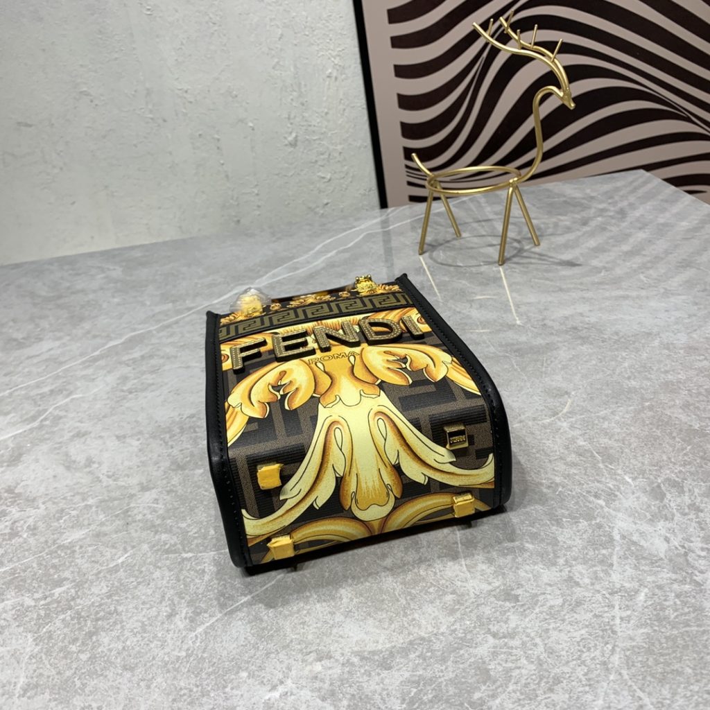 The updated version of the 2022AA official website, the latest Fendance, I would like to call it the strongest co branded model of the century My favorite FF logo decorated glazed handbag, with Fendi lettering and Versace unique patterns, enhances visual impact. This bag has a large capacity. The latest sunshine 