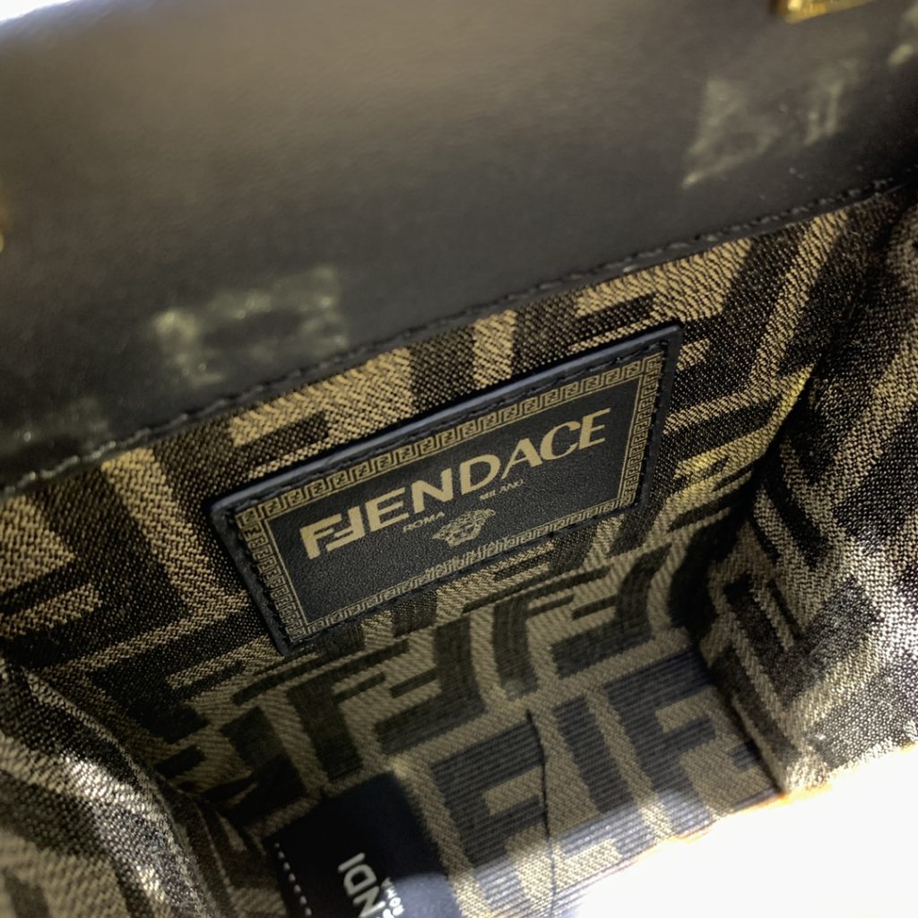 The updated version of the 2022AA official website, the latest Fendance, I would like to call it the strongest co branded model of the century My favorite FF logo decorated glazed handbag, with Fendi lettering and Versace unique patterns, enhances visual impact. This bag has a large capacity. The latest sunshine 