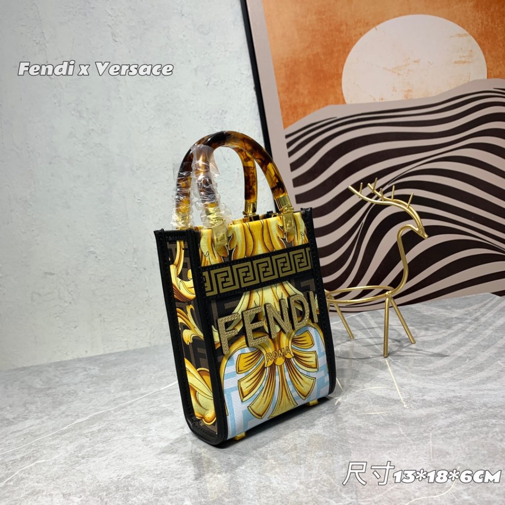 The updated version of the 2022AA official website, the latest Fendance, I would like to call it the strongest co branded model of the century My favorite FF logo decorated glazed handbag, with Fendi lettering and Versace unique patterns, enhances visual impact. This bag has a large capacity. The latest sunshine 