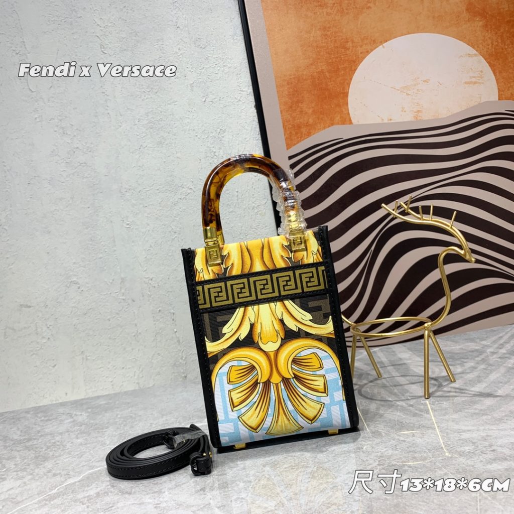 The updated version of the 2022AA official website, the latest Fendance, I would like to call it the strongest co branded model of the century My favorite FF logo decorated glazed handbag, with Fendi lettering and Versace unique patterns, enhances visual impact. This bag has a large capacity. The latest sunshine 