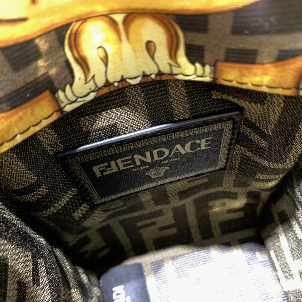 The updated version of the 2022AA official website, the latest Fendance, I would like to call it the strongest co branded model of the century My favorite FF logo decorated glazed handbag, with Fendi lettering and Versace unique patterns, enhances visual impact. This bag has a large capacity. The latest sunshine 