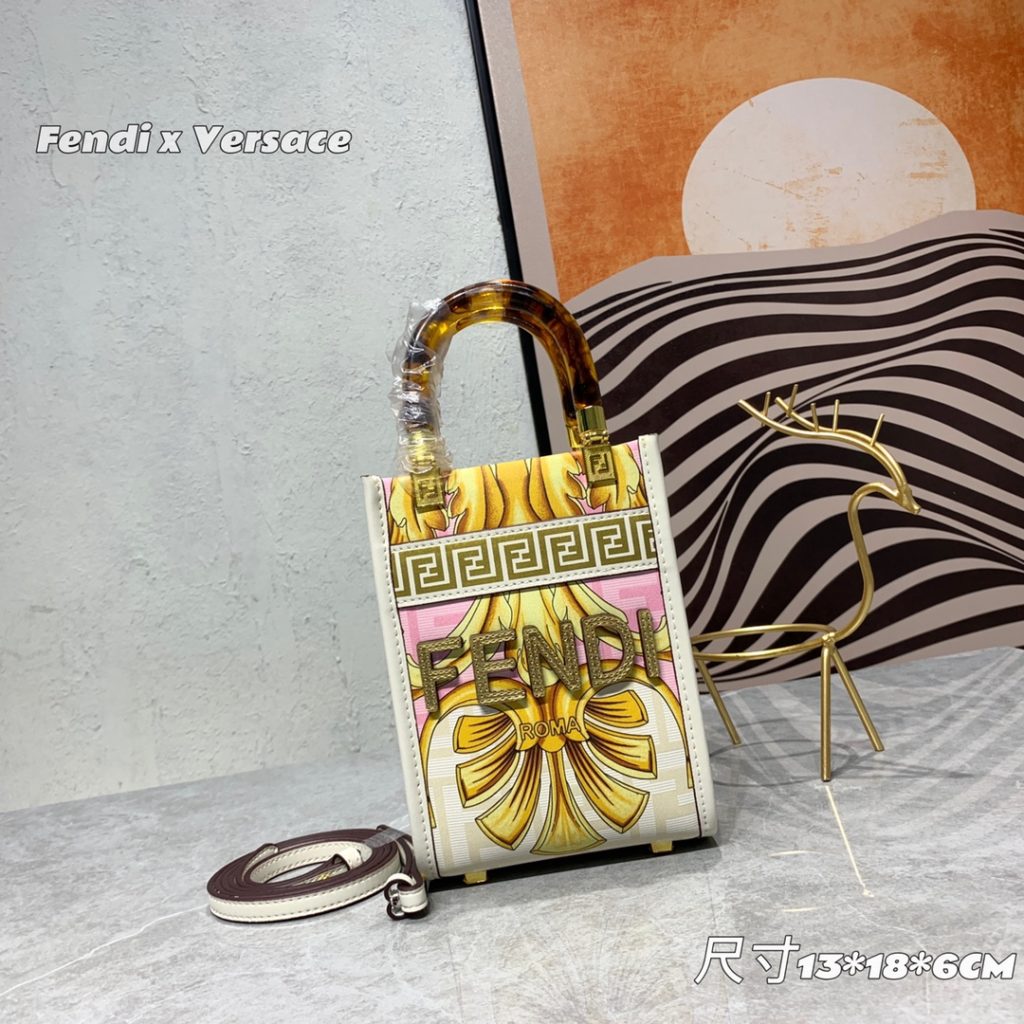 The updated version of the 2022AA official website, the latest Fendance, I would like to call it the strongest co branded model of the century My favorite FF logo decorated glazed handbag, with Fendi lettering and Versace unique patterns, enhances visual impact. This bag has a large capacity. The latest sunshine 