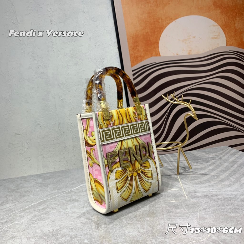 The updated version of the 2022AA official website, the latest Fendance, I would like to call it the strongest co branded model of the century My favorite FF logo decorated glazed handbag, with Fendi lettering and Versace unique patterns, enhances visual impact. This bag has a large capacity. The latest sunshine 