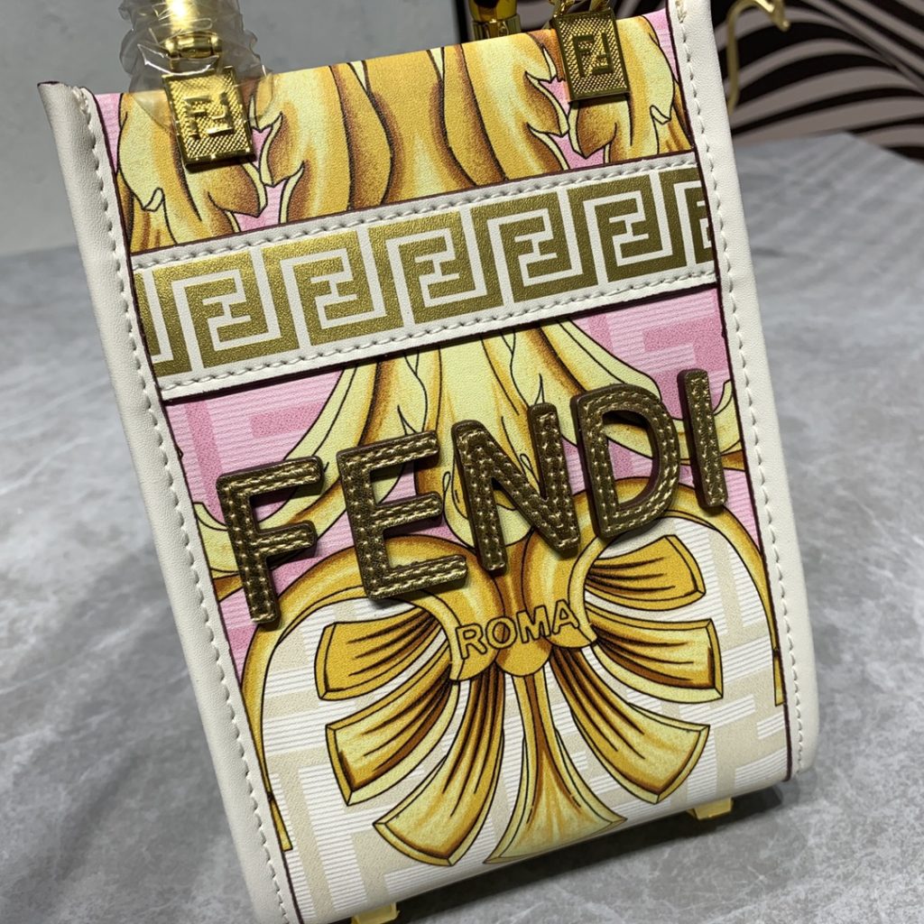 The updated version of the 2022AA official website, the latest Fendance, I would like to call it the strongest co branded model of the century My favorite FF logo decorated glazed handbag, with Fendi lettering and Versace unique patterns, enhances visual impact. This bag has a large capacity. The latest sunshine 