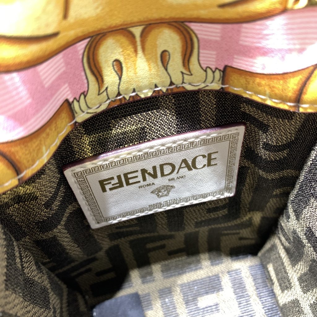 The updated version of the 2022AA official website, the latest Fendance, I would like to call it the strongest co branded model of the century My favorite FF logo decorated glazed handbag, with Fendi lettering and Versace unique patterns, enhances visual impact. This bag has a large capacity. The latest sunshine 