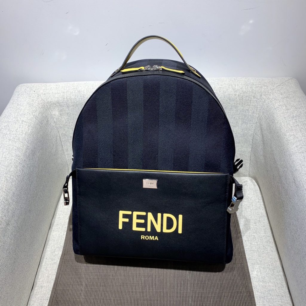 New product 🔥 FENDI 🇫🇷 F9016) Men's Striped Backpack, Genuine Moulding. The front bag is made of imported original leather, with an arc-shaped handle on the top, a two-way zipper, and waterproof cloth with leather. The entire bag is extremely light, all materials are customized, and the style effect is novel, synchronized with the counter ✅ 42-34-16