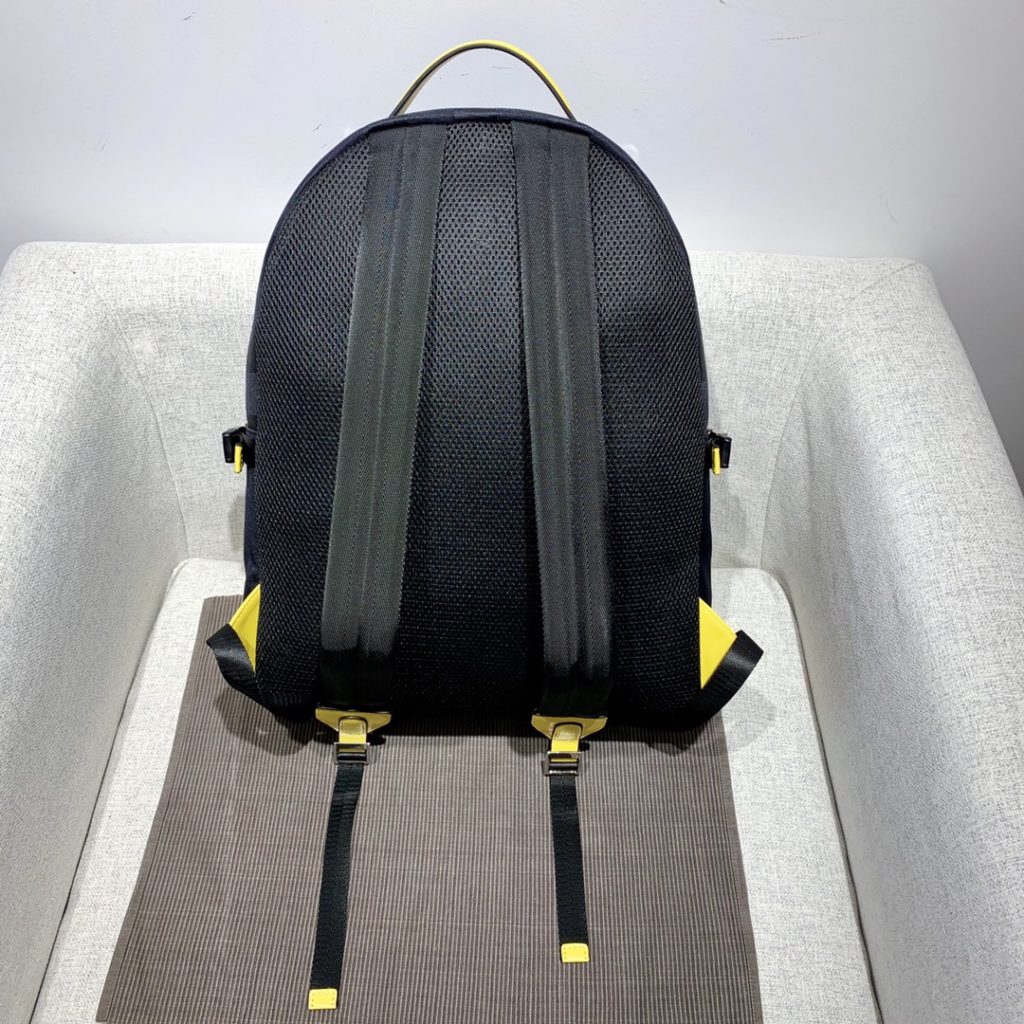 New product 🔥 FENDI 🇫🇷 F9016) Men's Striped Backpack, Genuine Moulding. The front bag is made of imported original leather, with an arc-shaped handle on the top, a two-way zipper, and waterproof cloth with leather. The entire bag is extremely light, all materials are customized, and the style effect is novel, synchronized with the counter ✅ 42-34-16