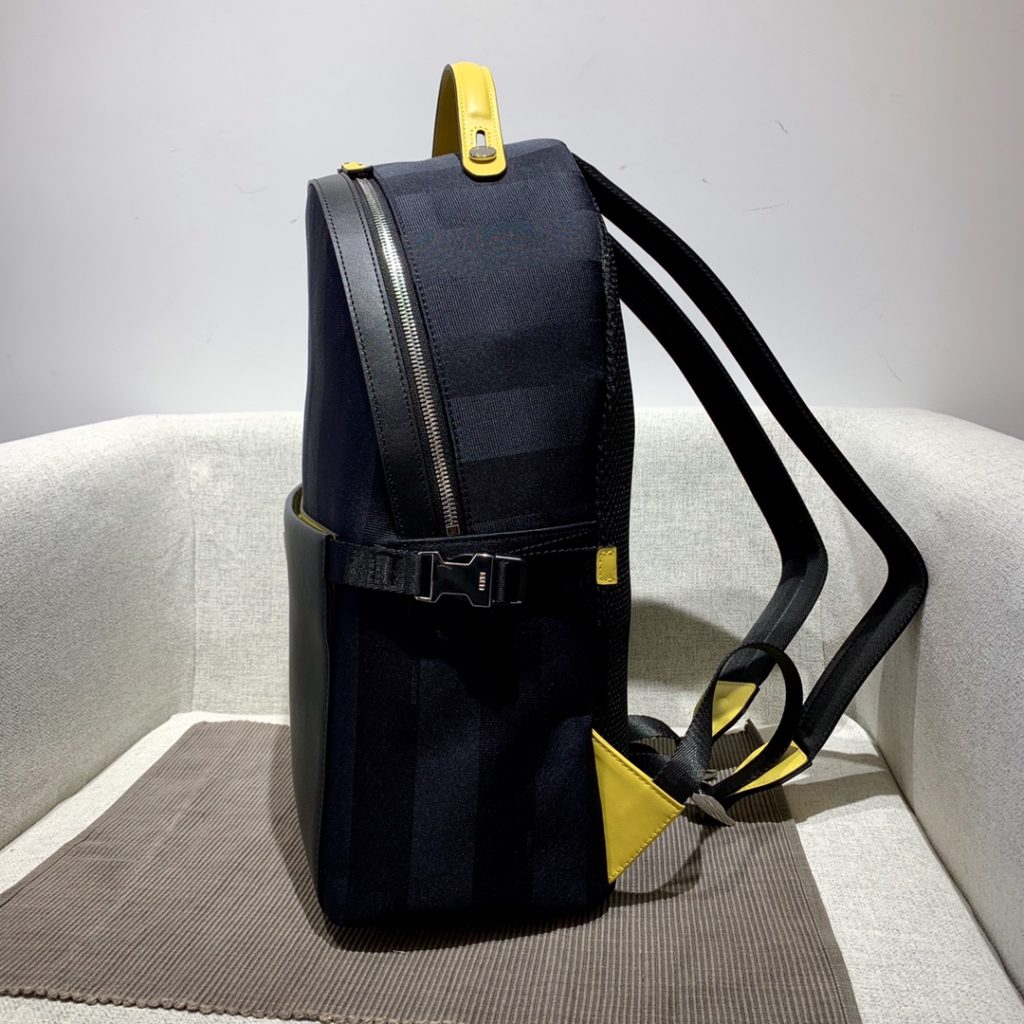 New product 🔥 FENDI 🇫🇷 F9016) Men's Striped Backpack, Genuine Moulding. The front bag is made of imported original leather, with an arc-shaped handle on the top, a two-way zipper, and waterproof cloth with leather. The entire bag is extremely light, all materials are customized, and the style effect is novel, synchronized with the counter ✅ 42-34-16